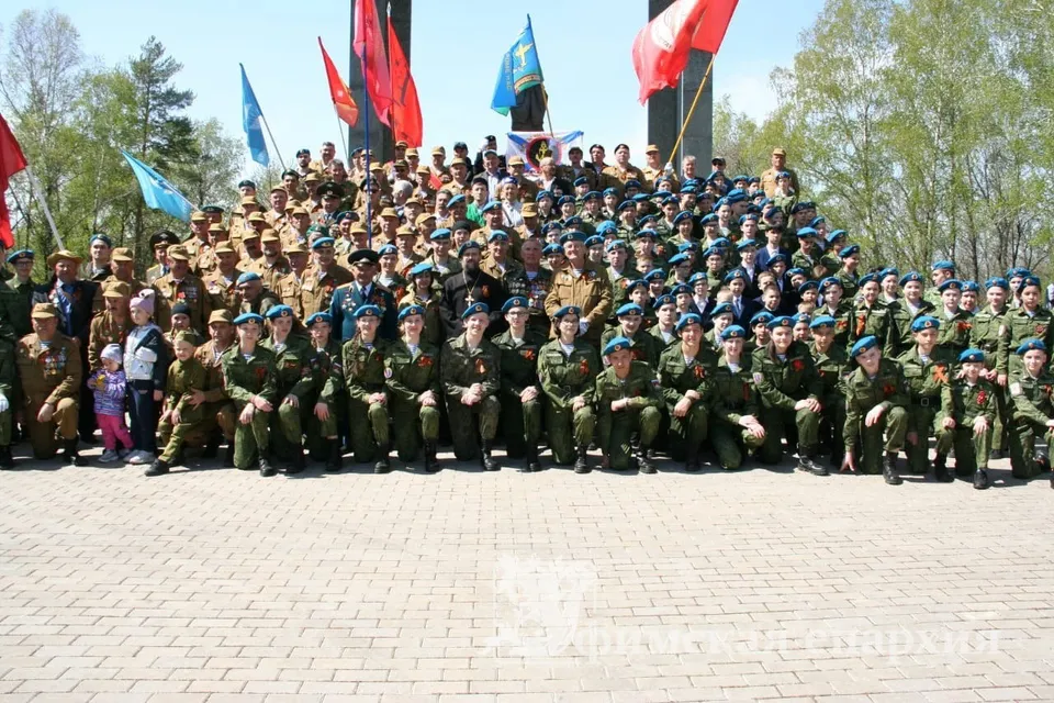 Большая группа подростков и юношей в военной форме и беретах строем на площадке
